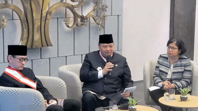 Menko Airlangga dan Eks Menlu Marty Terima Bintang Jasa Bergengsi dari Pemerintah Jepang